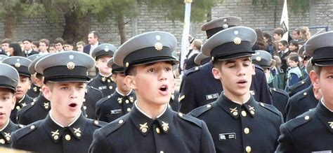 Niños en una escuela militar celebrando logros