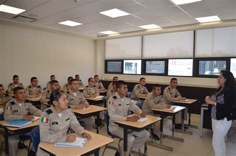 Niños en una escuela militar celebrando un éxito