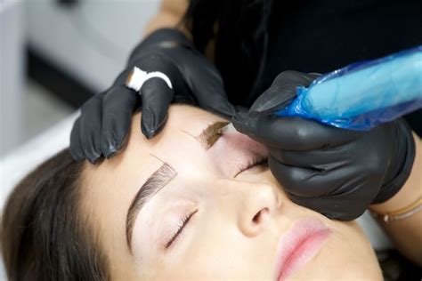 Eyebrow tattoo procedure