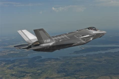 F-35 and Eurofighter Typhoon combat performance