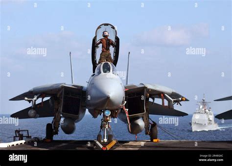 F-14 maintenance crew at work