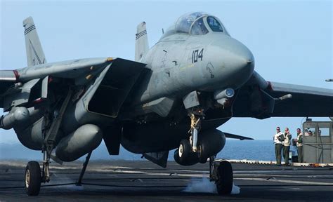 F14 Tomcat landing