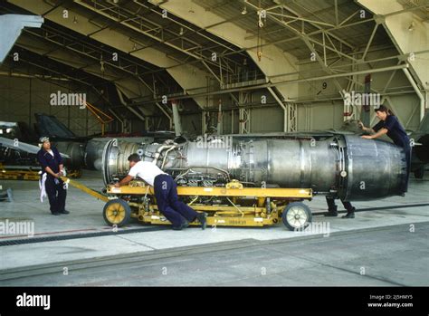 F-14 Tomcat maintenance