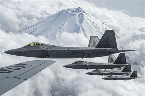 F-22 Raptor formation