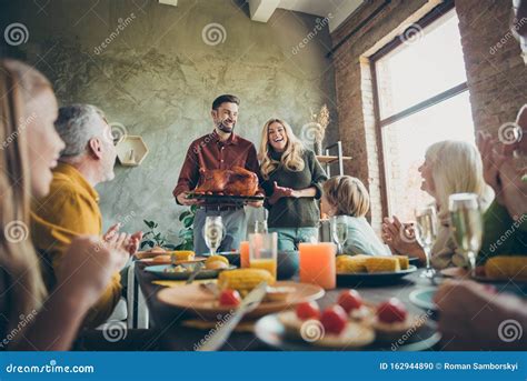 Familia reuniéndose a las 21 horas