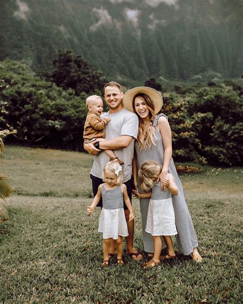 Family portrait outfits