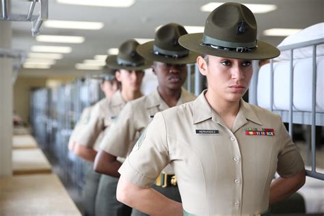 Female Marines working out image 2