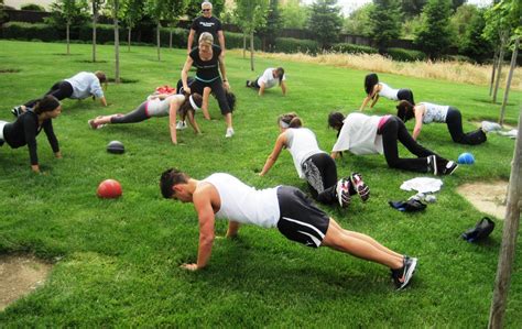 A group fitness class participating in a bootcamp-style workout