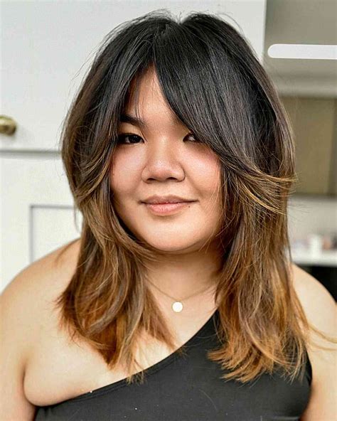 Hairstyles for plus-size women with round faces