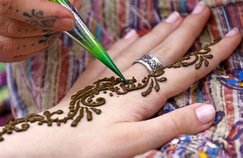 henna tattoo application