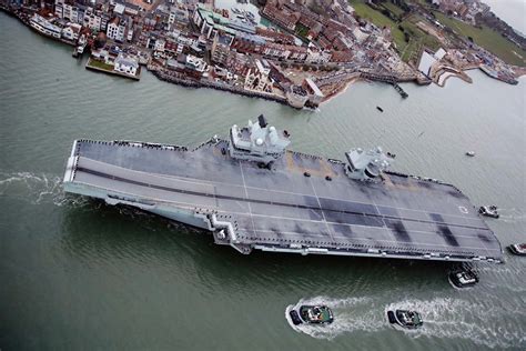 Aircraft on the deck of the HMS Queen Elizabeth