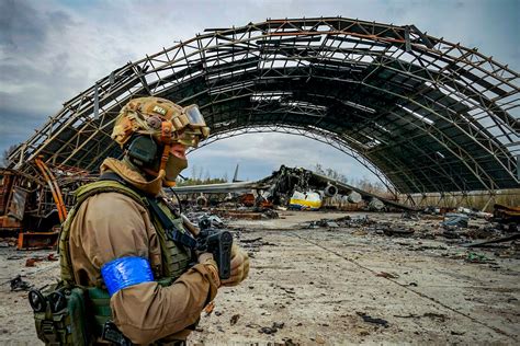 Ukrainian forces defending Hostomel Airport