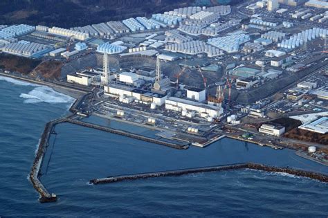 Debate on Japan's nuclear energy policy