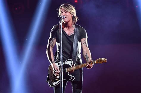 Keith Urban performing live