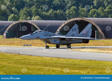 Mikoyan-Gurevich MiG-29 taxiing