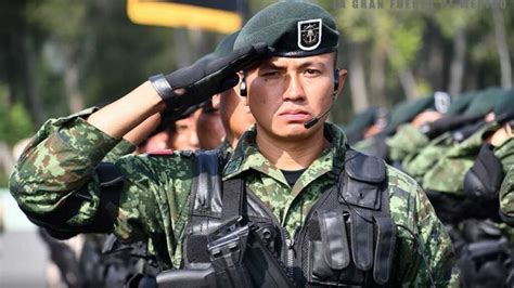 Militares de México en entrenamiento