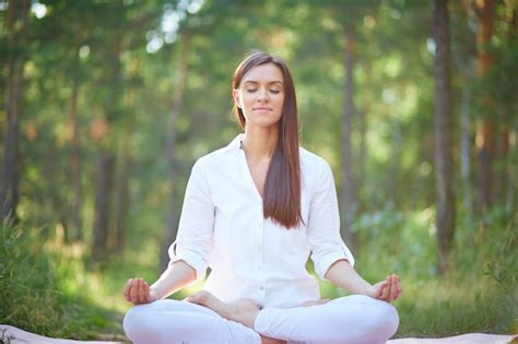 Mujer meditando en la naturaleza