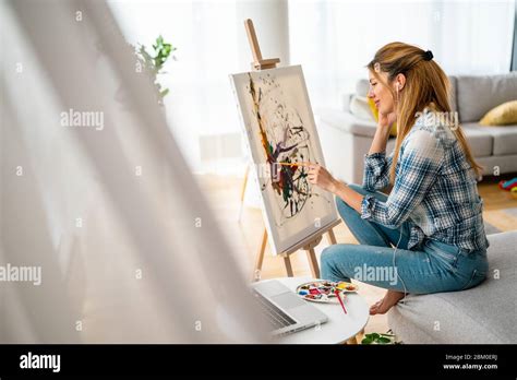 Mujer pintando en su estudio