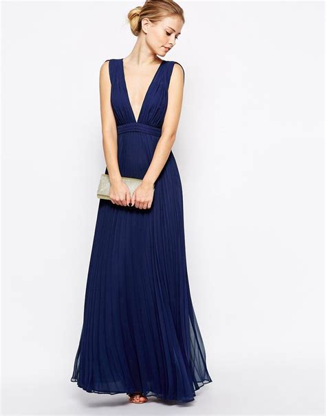 Navy prom dress with a small clutch