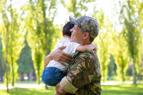 Papá militar sonriendo