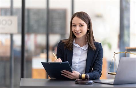 Paralegal en el trabajo