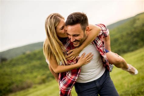 Pareja enamorada caminando de la mano