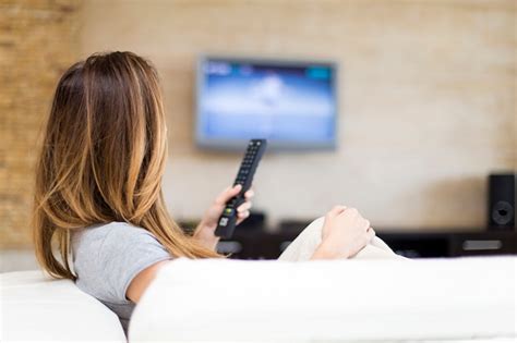 Personas mirando televisión a las 21 horas