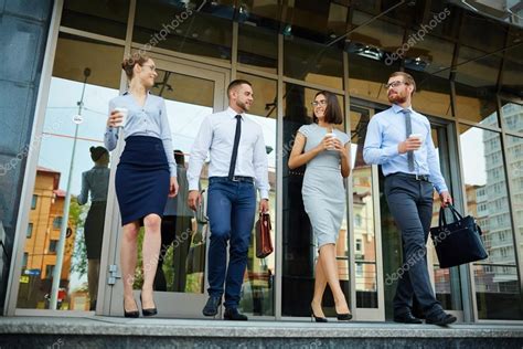 Personas saliendo del trabajo a las 21 horas