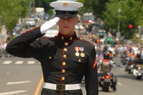 Saluting in the Marine Corps