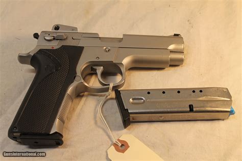 Smith & Wesson 4006 Image 1