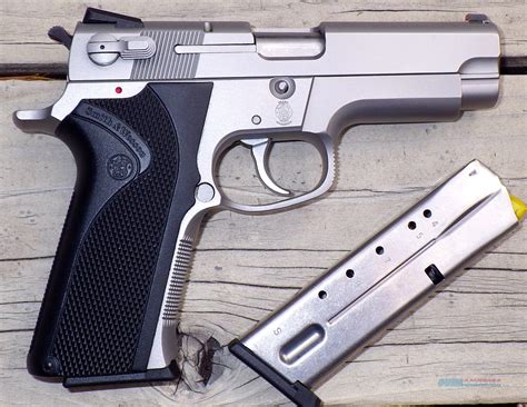 Smith & Wesson 4006 Image 2