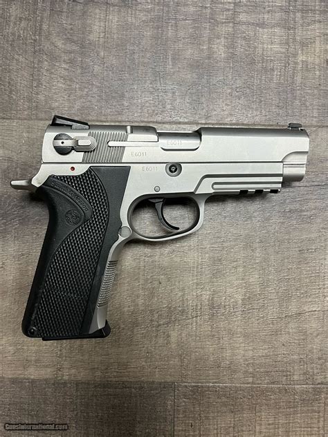 Smith & Wesson 4006 Image 3