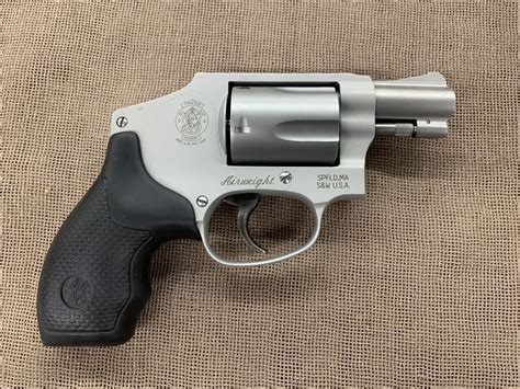 Smith and Wesson 642 compact design