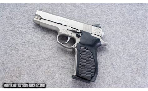 Smith & Wesson 1076 pros and cons