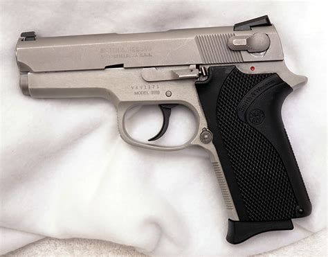 Smith & Wesson 3913 image 3