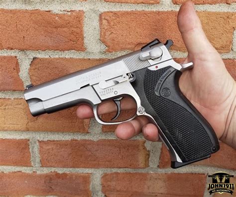 Smith & Wesson 5906 Gallery 7