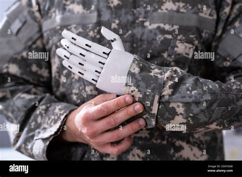 Soldiers running with prosthetic limbs