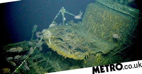 Submarine discovery of deep-sea vent organisms