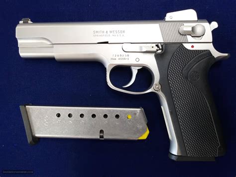 S&W 4506 pistol