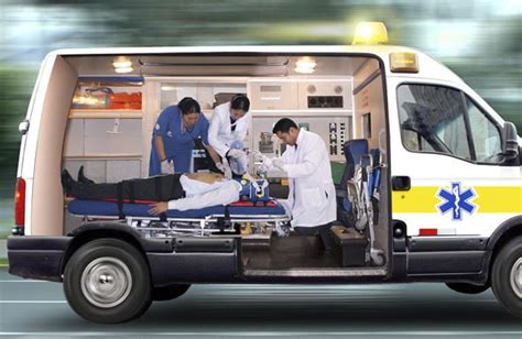 Técnico en urgencias médicas en un servicio de ambulancia