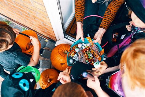 Trick-or-treating coloring page