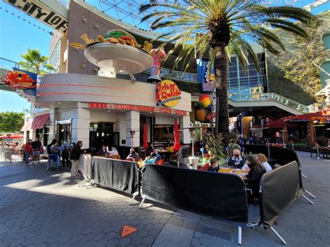 Description of Dining Options at Universal Studios Hollywood