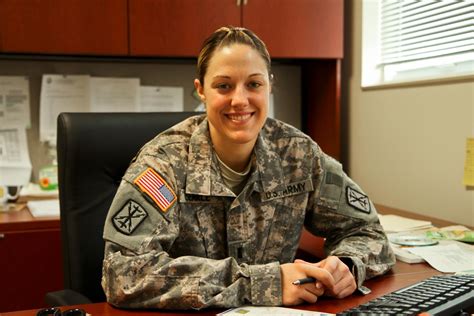 US Army Female Soldiers in Technology