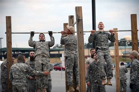 US Army soldiers performing pull-ups