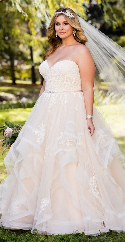 Wedding hairstyles for plus-size women