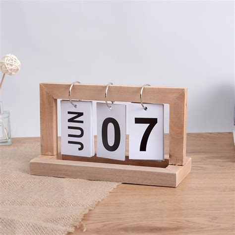 Wooden Desktop Calendar Ideas